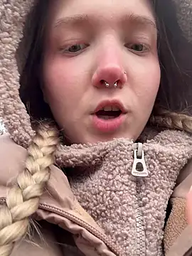 Foto porno bambi_lu se dezbraca la web pe StripChat pe KUR.ro