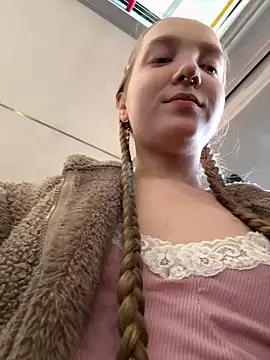 Foto porno bambi_lu se dezbraca la web pe StripChat pe KUR.ro