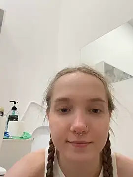 Foto porno bambi_lu se dezbraca la web pe StripChat pe KUR.ro