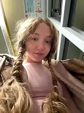 Foto porno bambi_lu ne arata tot la camera pe KUR.ro