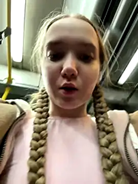 Foto porno bambi_lu ne arata tot la camera pe KUR.ro