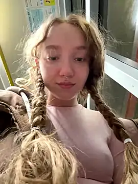 Foto porno bambi_lu ne arata tot la camera pe KUR.ro