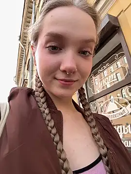 Foto porno bambi_lu se dezbraca la web pe StripChat pe KUR.ro