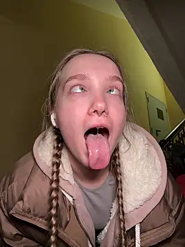 Foto porno bambi_lu ne arata tot la camera pe KUR.ro