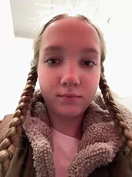 Foto porno bambi_lu se dezbraca la web pe StripChat pe KUR.ro