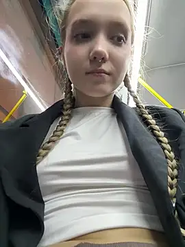 Foto porno bambi_lu se dezbraca la web pe StripChat pe KUR.ro
