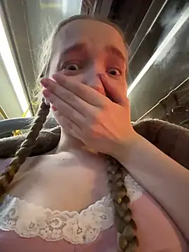 Foto porno bambi_lu se dezbraca la web pe StripChat pe KUR.ro