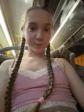 Foto porno bambi_lu se dezbraca la web pe StripChat pe KUR.ro