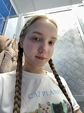 Foto porno bambi_lu se dezbraca la web pe StripChat pe KUR.ro