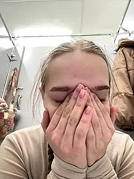 Foto porno bambi_lu ne arata tot la camera pe KUR.ro