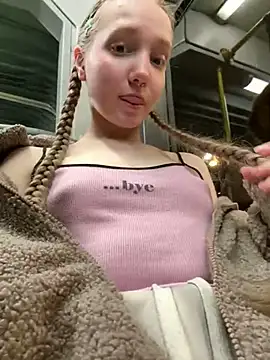 Foto porno bambi_lu se dezbraca la web pe StripChat pe KUR.ro