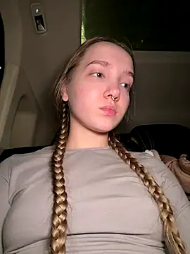 Foto porno bambi_lu ne arata tot la camera pe KUR.ro