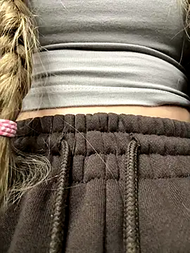 Foto porno bambi_lu ne arata tot la camera pe KUR.ro