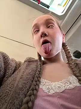 Foto porno bambi_lu se dezbraca la web pe StripChat pe KUR.ro