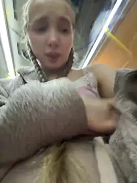 Foto porno bambi_lu se dezbraca la web pe StripChat pe KUR.ro