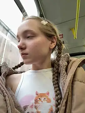 Foto porno bambi_lu se dezbraca la web pe StripChat pe KUR.ro
