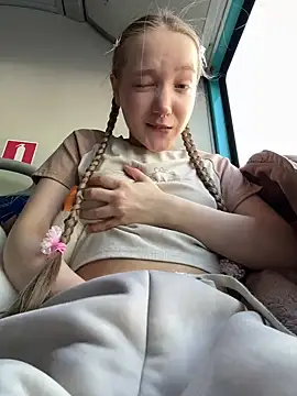 Foto porno bambi_lu se dezbraca la web pe StripChat pe KUR.ro