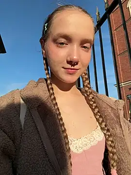Foto porno bambi_lu se dezbraca la web pe StripChat pe KUR.ro