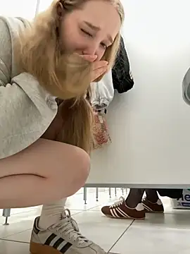 Foto porno bambi_lu ne arata tot la camera pe KUR.ro
