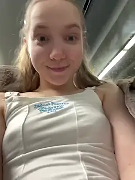 Foto porno bambi_lu se dezbraca la web pe StripChat pe KUR.ro