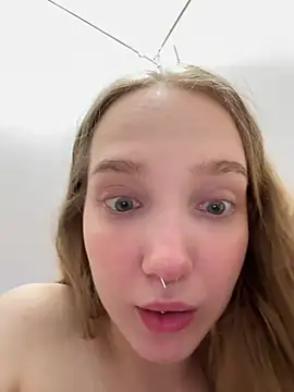 Foto porno bambi_lu ne arata tot la camera pe KUR.ro
