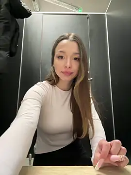 Foto porno barbiehumpxxx se dezbraca la web pe StripChat pe KUR.ro