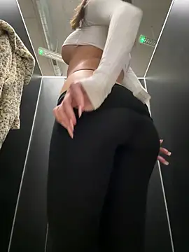 Foto porno barbiehumpxxx se dezbraca la web pe StripChat pe KUR.ro