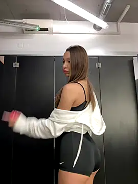 Foto porno barbiehumpxxx se dezbraca la web pe StripChat pe KUR.ro