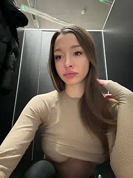 Foto porno barbiehumpxxx se dezbraca la web pe StripChat pe KUR.ro