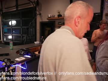 Foto porno Ce sexy este blondefoxsilverfox pe KUR.ro