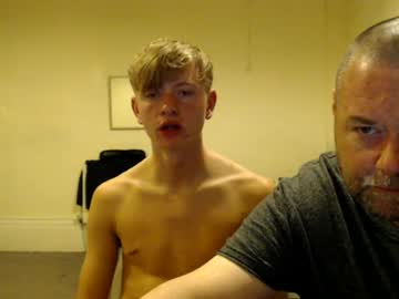 Foto porno britishhugecock ne arata tot la camera pe KUR.ro