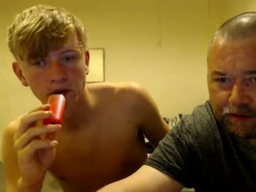 Foto porno britishhugecock ne arata tot la camera pe KUR.ro