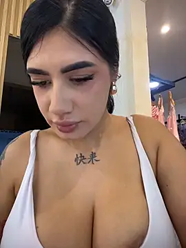 Foto porno clarachanelricek ne arata tot la camera pe KUR.ro