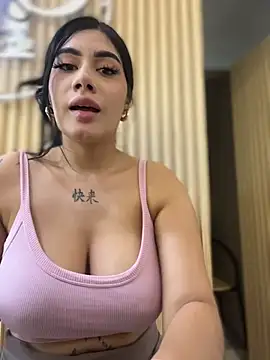 Foto porno clarachanelricek ne arata tot la camera pe KUR.ro