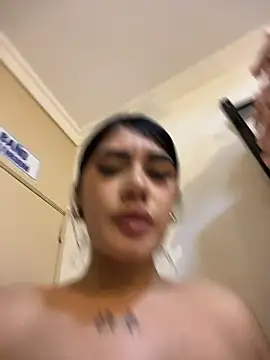 Foto porno clarachanelricek ne arata tot la camera pe KUR.ro