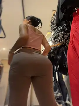 Foto porno clarachanelricek ne arata tot la camera pe KUR.ro