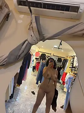 Foto porno clarachanelricek ne arata tot la camera pe KUR.ro