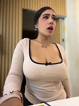 Foto porno clarachanelricek ne arata tot la camera pe KUR.ro