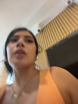 Foto porno clarachanelricek ne arata tot la camera pe KUR.ro