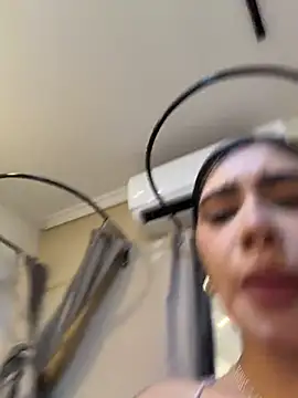 Foto porno clarachanelricek ne arata tot la camera pe KUR.ro