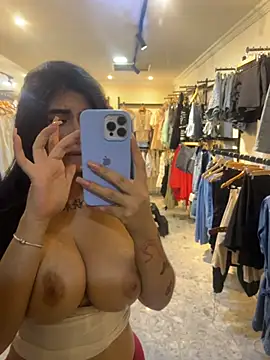 Foto porno clarachanelricek ne arata tot la camera pe KUR.ro