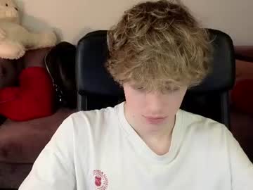 Foto porno curly_twinkboy ne arata tot la camera pe KUR.ro