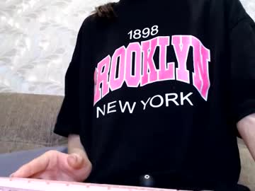 Foto porno cuty_lucy se dezbraca la web pe Chaturbate pe KUR.ro