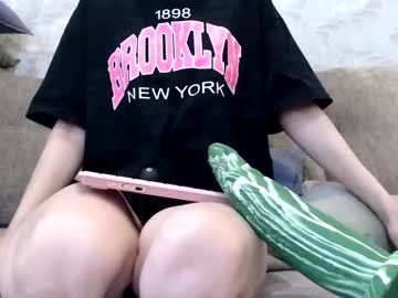 Foto porno cuty_lucy se dezbraca la web pe Chaturbate pe KUR.ro