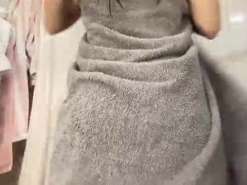 Foto porno elenalovexxx ne arata tot la camera pe KUR.ro