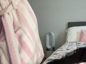 Foto porno elenalovexxx ne arata tot la camera pe KUR.ro