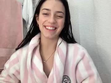 Foto porno elenalovexxx ne arata tot la camera pe KUR.ro