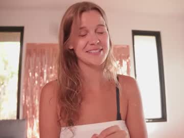 Foto porno eli_sun ne arata tot la camera pe KUR.ro