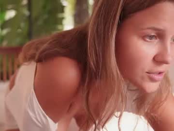 Foto porno eli_sun ne arata tot la camera pe KUR.ro