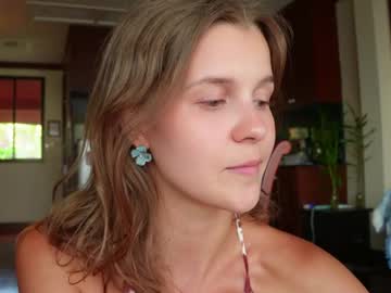 Foto porno eli_sun ne arata tot la camera pe KUR.ro